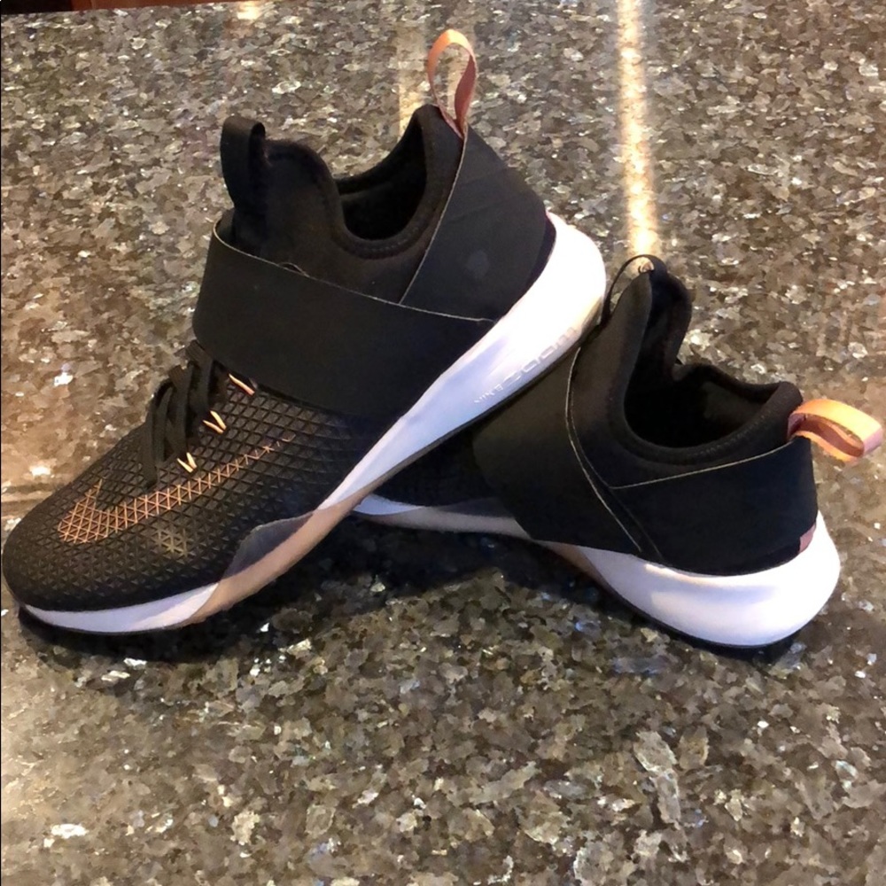 Nike Zoom Sneakers! Rose gold/black